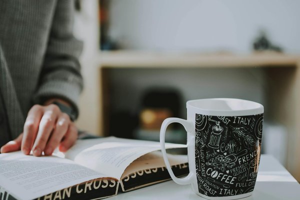 Comment spotter les faux et les contrefaçons en brocante ?